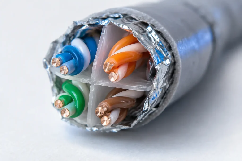 Detalle del interior de un cable de red pelado mostrando los pares de hilos de cobre trenzados